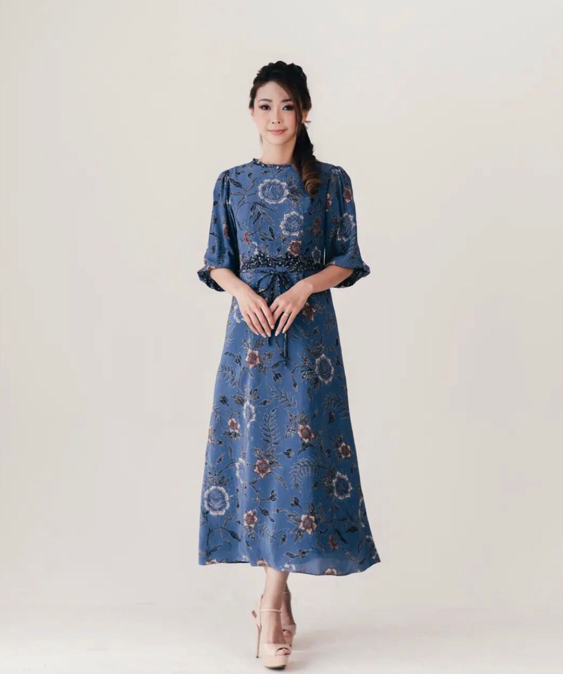 You are currently viewing Pakai Gaun Batik Tulis buat Kegiatan Resmi? Mengapa Tidak, Sontek Dahulu Inspirasi Cantiknya